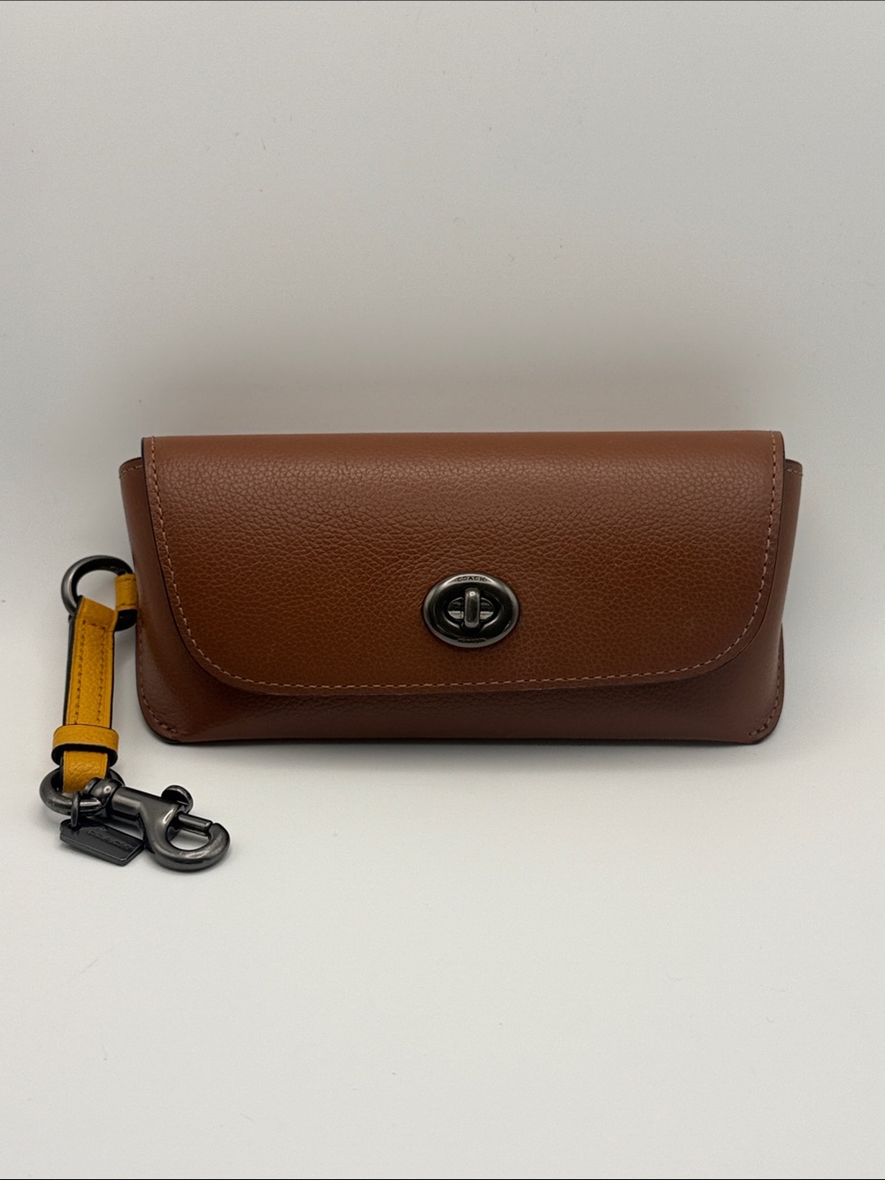 EUC Coach British Tan Brown Leather Sunglasses Turnlock Pouch Dogleash Clip Case